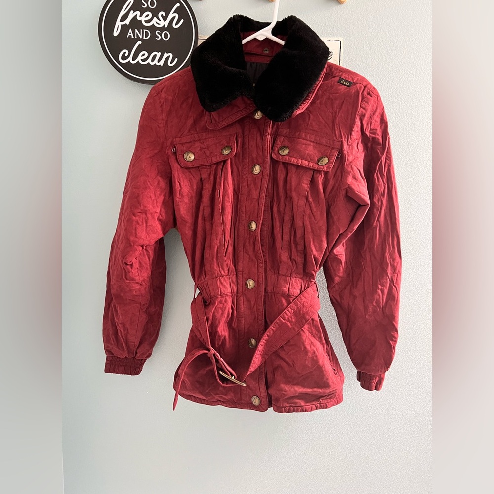 Vintage Skea Paris Vail Maroon ski Jacket with black faux fur removable collar.